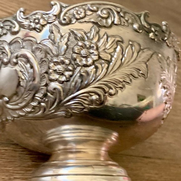 Vintage F.B. Rogers Silver Plate Ornate Floral Relief Pedestal Bowl - Picture 10 of 13